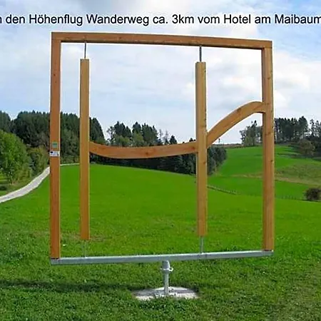 Am Maibaum 3*